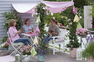 Rosa - weisser Balkon mit Sonnensegel