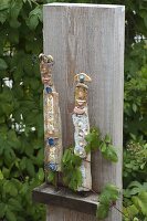 Getöpferte Figuren auf alter Holzbohle