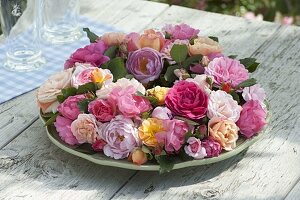 Arranged wreath of freshly cut Rosa (roses)