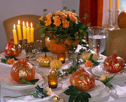 Edle Tischdeko: vergoldete Cucurbita (Kürbis), Rosa (Rosen), Hedera (Efeu)