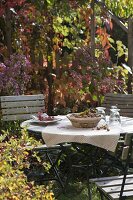 Sitzecke auf Herbst-Terrasse