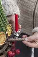 Kegel aus Weinranken als Weihnachtsbaum schmücken