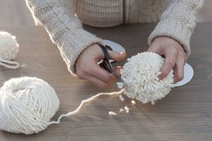 Weihnachtsdekorationen mit weissen Wollkugeln