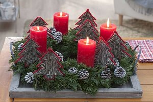 Adventskranz mit selbstgemachten Bäumchen aus Sonnenblumenkernen