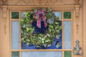 Ivy door wreath tying