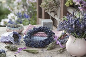 Kranz aus Lavendel (Lavandula) und Säckchen mit getrockneten Blüten