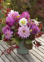 Herbstlicher Strauss mit Dahlia (Dahlien), Viburnum trilobum (Schneeball)