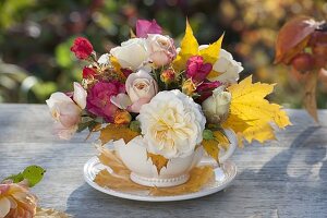 Herbstlicher Mini-Strauss aus verschiedenen Rosa (Rosen) und Blättern