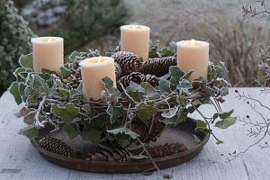 Natürlicher Adventskranz aus Ranken von Hedera (Efeu) und Zapfen