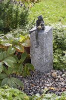 Wasserspiel mit Frosch auf Granit-Säule aufbauen