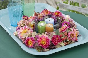 Kränzchen aus Zinnia (Zinnien), Dahlia (Dahlien), Hydrangea (Hortensien)