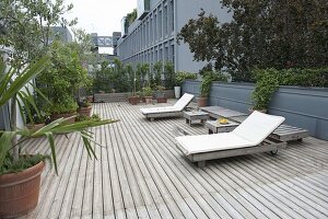 Mediterrane Dachterrasse mit Holzdeck