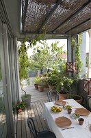 Mediterrane Dachterrasse mit Holzdeck