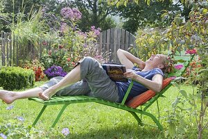 Frau geniesst den Garten