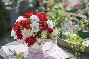 Rot-weisser Strauss aus Zinnia (Zinnien), Dahlia (Dahlien), Rosa (Rosen)