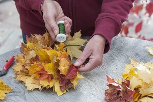 Floristische Dekorationen mit Fundstuecken aus dem Herbstwald