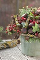 Floristische Dekorationen mit Fundstücken aus dem Herbstwald