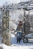 Holz-Pavillon mit Rauhreif überzogen im Verschneiten Garten