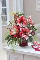 Weihnachtsstrauss aus Hippeastrum (Amaryllis), Eucalyptus, Asparagus