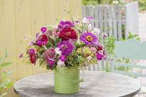 Roter Strauss aus Zinnia (Zinnien), Alchemilla (Frauenmantel), Hydrangea