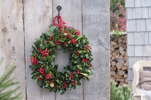 Kranz aus Ilex (Stechpalme) mit roten Beeren