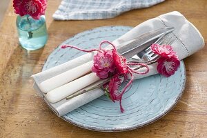 Napkin decoration with Prunus persica 'Melred' (decorative peach)