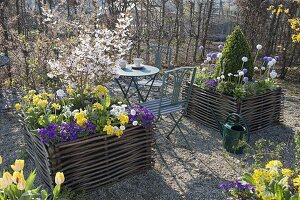 Gravel terrassse with raised beds made of hazelnut rods