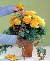 Advent bouquet: 2.Step. Put decorative stars in the bouquet