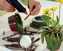 Osterdeko: Saginanest mit Holzzweigen beklebt 2. Step