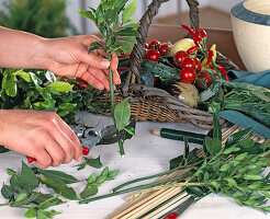 Tying a vegetable bouquet (1/6)