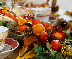 Table decoration - garland tied with Physalis (lampion flower), Helichrysum (straw flower)