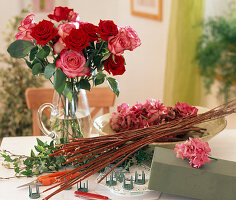 Inserting rose fans; material: bowl, cut roses, ivy tendrils, plug-in sponge
