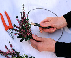 Calluna / Buxus- Kranz: Calluna (Besenheide), Buxus (Buchsspitzen) abwechselnd a