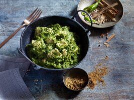 Chicken curry with spinach sauce (Asia)