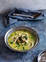 Grünes Tintenfisch-Curry mit Spinat und Limette (Asien)