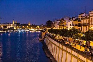 Aussicht von der Brücke Puente de Isabel II bei Nacht, Sevilla, Andalusien, Spanien