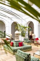Lounge im Innenhof des Hotels Finca Cortesin in Málaga, Andalusien, Spanien