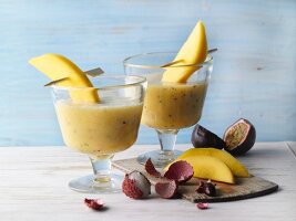 Exotic Smoothie aus Maracuja, Ananas, Mango und Litschis