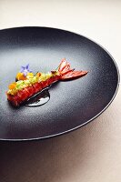 Gamba Carabinero mit Karotte, Ananas, grüner Spitzpaprika und Zitronengrassud (Gericht von Jan Hartwig, Chef des 'Atelier' Restaurants in München)