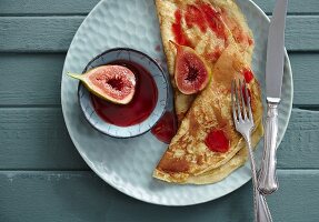 Pfannkuchen mit gebackenen Feigen und Feigensud