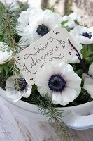 Handgeschriebenes Etikett in einer Suppenterrine mit Anemonen