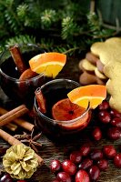 Glühwein mit Orangen, Zimtstangen und Sternanis zu Weihnachten