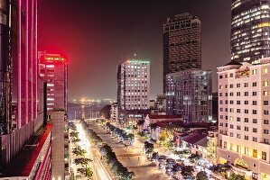 Die Flaniermeile Nguyen Hue, im Hintergrund Bauruine, Ho-Chi-Minh-Stadt, Vietnam