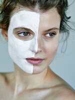 Portrait einer Frau mit halber Gesichtsmaske