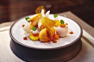 Mango-Kokos-Variationenaus dme Restaurant von Alfons Schuhbeck 'Fine dining im Boettners' München, Deutschland