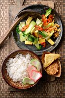 Tumis Sawi Hijau (gebratener Pak Choi, Indonesien) mit Reis, Tempeh und Tofu