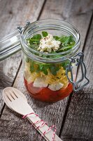 Fusilli mit Tomatensauce, Mozzarella und Rucola im Glas