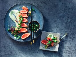 Lachs-Tataki im Sesammantel auf Wasabi-Limetten-Creme-fraiche und Erbsen-Gurken-Salat