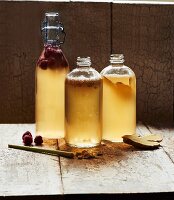 Selbstgemachter Kombucha-Tee mit Zitronengras, Himbeeren und Ingwer in Flaschen
