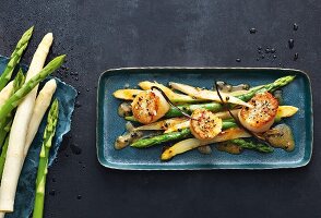 Scallops with warm white and green asparagus, passion fruit and vanilla